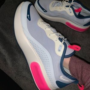 BRAND NEW Women’s Nike AirMax Dia